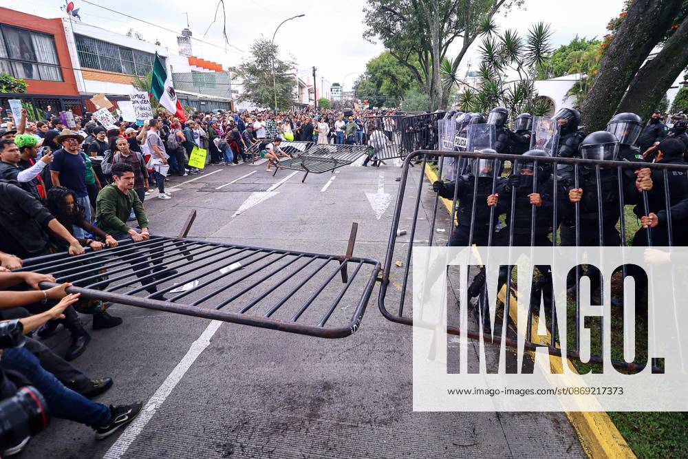 TO-45427- GUADALAJARA 11-10-2026. . La exigencia de agua limpia deriv& xf3; en momentos de tensi& xf3;n y violencia durante la marcha realizada este domingo en Guadalajara. Ciudadanos se movilizaron para denunciar la mala calidad del suministro en la Zona Metropolitana y exigir respuestas a las autoridades. La protesta, que lleg& xf3; a las inmediaciones de Casa Jalisco, registr& xf3; enfrentamientos entre manifestantes y polic& xed;as, as& xed; como reportes de detenciones, en una jornada que evidenci& xf3; el descontento social ante la problem& xe1;tica del agua..Guadalajara. Clasos.com.mx - ZUMAcs4_ 20261011_faa_cs4_008