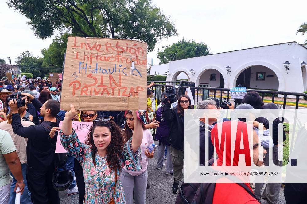 TO-45427- GUADALAJARA 11-10-2026. . La exigencia de agua limpia deriv& xf3; en momentos de tensi& xf3;n y violencia durante la marcha realizada este domingo en Guadalajara. Ciudadanos se movilizaron para denunciar la mala calidad del suministro en la Zona Metropolitana y exigir respuestas a las autoridades. La protesta, que lleg& xf3; a las inmediaciones de Casa Jalisco, registr& xf3; enfrentamientos entre manifestantes y polic& xed;as, as& xed; como reportes de detenciones, en una jornada que evidenci& xf3; el descontento social ante la problem& xe1;tica del agua..Guadalajara. Clasos.com.mx - ZUMAcs4_ 20261011_faa_cs4_014