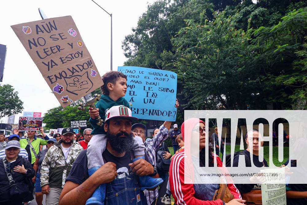 TO-45427- GUADALAJARA 11-10-2026. . La exigencia de agua limpia deriv& xf3; en momentos de tensi& xf3;n y violencia durante la marcha realizada este domingo en Guadalajara. Ciudadanos se movilizaron para denunciar la mala calidad del suministro en la Zona Metropolitana y exigir respuestas a las autoridades. La protesta, que lleg& xf3; a las inmediaciones de Casa Jalisco, registr& xf3; enfrentamientos entre manifestantes y polic& xed;as, as& xed; como reportes de detenciones, en una jornada que evidenci& xf3; el descontento social ante la problem& xe1;tica del agua..Guadalajara. Clasos.com.mx - ZUMAcs4_ 20261011_faa_cs4_017