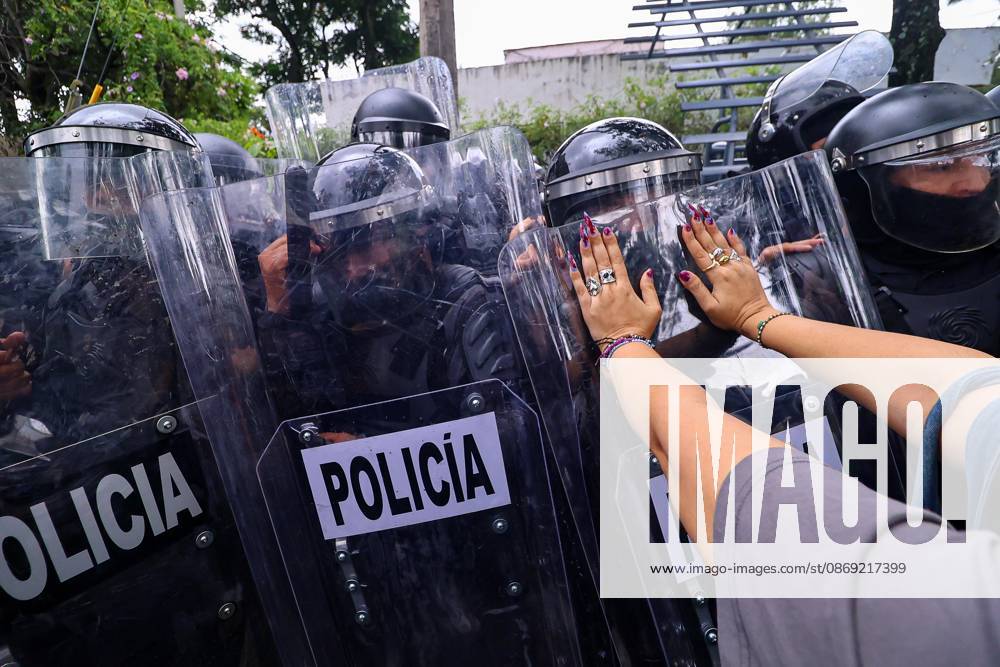 TO-45427- GUADALAJARA 11-10-2026. . La exigencia de agua limpia deriv& xf3; en momentos de tensi& xf3;n y violencia durante la marcha realizada este domingo en Guadalajara. Ciudadanos se movilizaron para denunciar la mala calidad del suministro en la Zona Metropolitana y exigir respuestas a las autoridades. La protesta, que lleg& xf3; a las inmediaciones de Casa Jalisco, registr& xf3; enfrentamientos entre manifestantes y polic& xed;as, as& xed; como reportes de detenciones, en una jornada que evidenci& xf3; el descontento social ante la problem& xe1;tica del agua..Guadalajara. Clasos.com.mx - ZUMAcs4_ 20261011_faa_cs4_019
