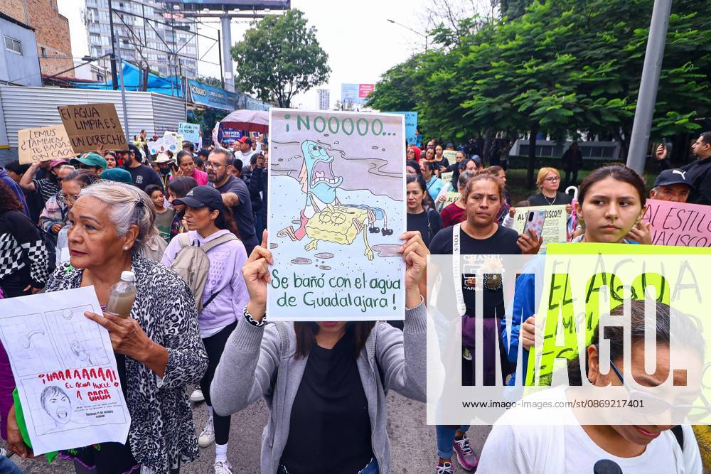 TO-45427- GUADALAJARA 11-10-2026. . La exigencia de agua limpia deriv& xf3; en momentos de tensi& xf3;n y violencia durante la marcha realizada este domingo en Guadalajara. Ciudadanos se movilizaron para denunciar la mala calidad del suministro en la Zona Metropolitana y exigir respuestas a las autoridades. La protesta, que lleg& xf3; a las inmediaciones de Casa Jalisco, registr& xf3; enfrentamientos entre manifestantes y polic& xed;as, as& xed; como reportes de detenciones, en una jornada que evidenci& xf3; el descontento social ante la problem& xe1;tica del agua..Guadalajara. Clasos.com.mx - ZUMAcs4_ 20261011_faa_cs4_020