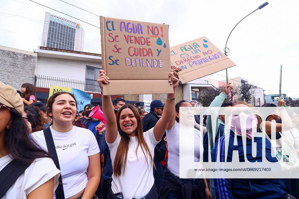 TO-45427- GUADALAJARA 11-10-2026. . La exigencia de agua limpia deriv& xf3; en momentos de tensi& xf3;n y violencia durante la marcha realizada este domingo en Guadalajara. Ciudadanos se movilizaron para denunciar la mala calidad del suministro en la Zona Metropolitana y exigir respuestas a las autoridades. La protesta, que lleg& xf3; a las inmediaciones de Casa Jalisco, registr& xf3; enfrentamientos entre manifestantes y polic& xed;as, as& xed; como reportes de detenciones, en una jornada que evidenci& xf3; el descontento social ante la problem& xe1;tica del agua..Guadalajara. Clasos.com.mx - ZUMAcs4_ 20261011_faa_cs4_021