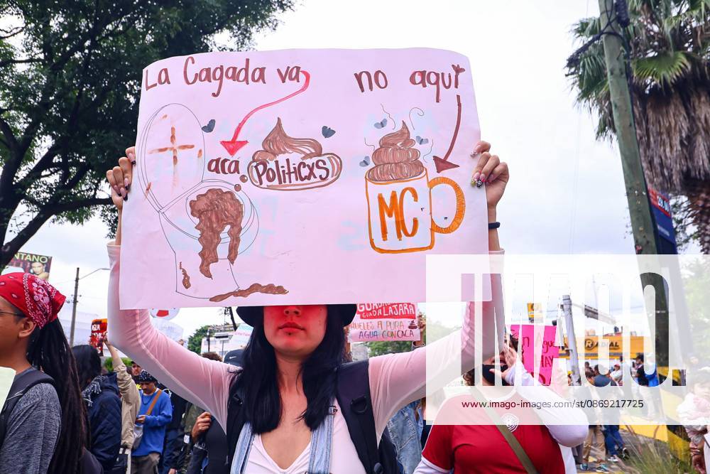 TO-45427- GUADALAJARA 11-10-2026. . La exigencia de agua limpia deriv& xf3; en momentos de tensi& xf3;n y violencia durante la marcha realizada este domingo en Guadalajara. Ciudadanos se movilizaron para denunciar la mala calidad del suministro en la Zona Metropolitana y exigir respuestas a las autoridades. La protesta, que lleg& xf3; a las inmediaciones de Casa Jalisco, registr& xf3; enfrentamientos entre manifestantes y polic& xed;as, as& xed; como reportes de detenciones, en una jornada que evidenci& xf3; el descontento social ante la problem& xe1;tica del agua..Guadalajara. Clasos.com.mx - ZUMAcs4_ 20261011_faa_cs4_033