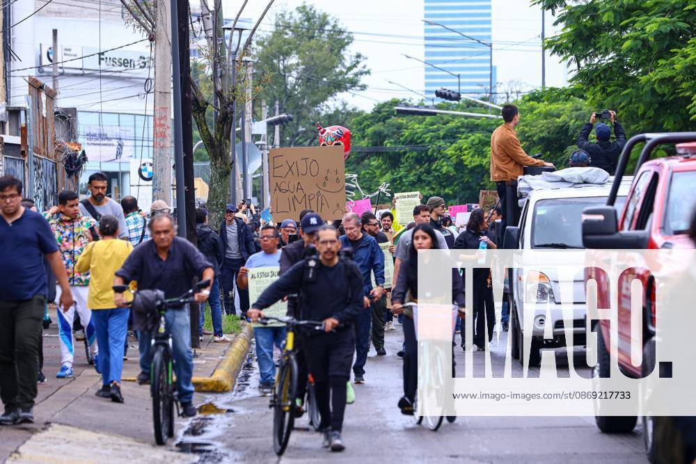 TO-45427- GUADALAJARA 11-10-2026. . La exigencia de agua limpia deriv& xf3; en momentos de tensi& xf3;n y violencia durante la marcha realizada este domingo en Guadalajara. Ciudadanos se movilizaron para denunciar la mala calidad del suministro en la Zona Metropolitana y exigir respuestas a las autoridades. La protesta, que lleg& xf3; a las inmediaciones de Casa Jalisco, registr& xf3; enfrentamientos entre manifestantes y polic& xed;as, as& xed; como reportes de detenciones, en una jornada que evidenci& xf3; el descontento social ante la problem& xe1;tica del agua..Guadalajara. Clasos.com.mx - ZUMAcs4_ 20261011_faa_cs4_035