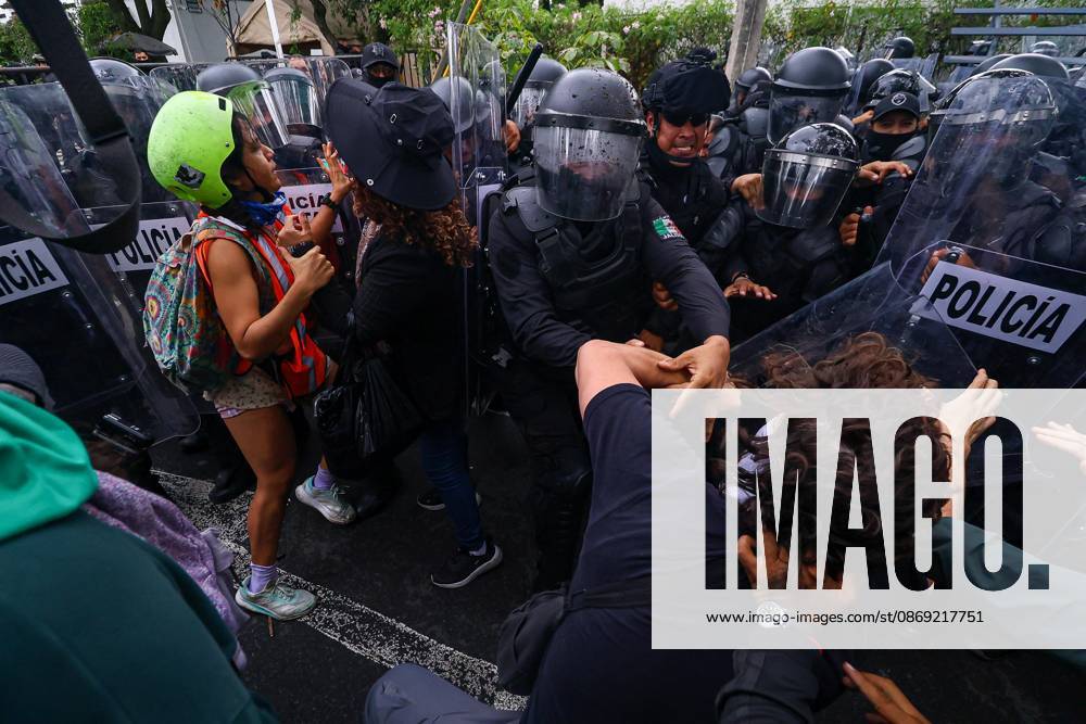 TO-45427- GUADALAJARA 11-10-2026. . La exigencia de agua limpia deriv& xf3; en momentos de tensi& xf3;n y violencia durante la marcha realizada este domingo en Guadalajara. Ciudadanos se movilizaron para denunciar la mala calidad del suministro en la Zona Metropolitana y exigir respuestas a las autoridades. La protesta, que lleg& xf3; a las inmediaciones de Casa Jalisco, registr& xf3; enfrentamientos entre manifestantes y polic& xed;as, as& xed; como reportes de detenciones, en una jornada que evidenci& xf3; el descontento social ante la problem& xe1;tica del agua..Guadalajara. Clasos.com.mx - ZUMAcs4_ 20261011_faa_cs4_039