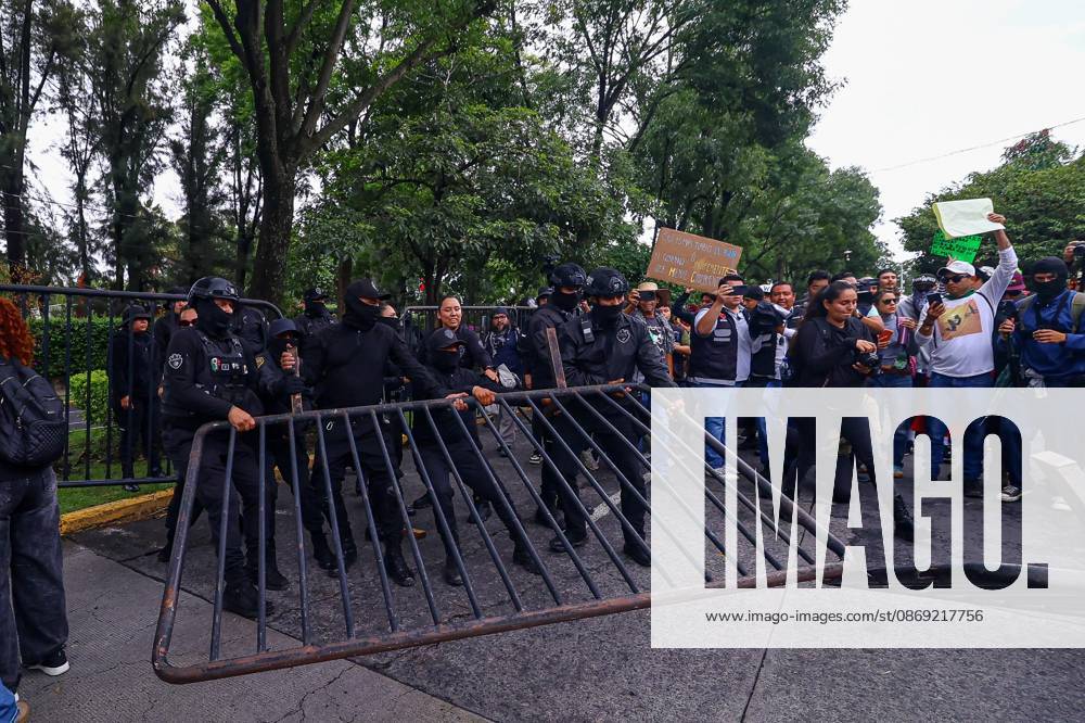 TO-45427- GUADALAJARA 11-10-2026. . La exigencia de agua limpia deriv& xf3; en momentos de tensi& xf3;n y violencia durante la marcha realizada este domingo en Guadalajara. Ciudadanos se movilizaron para denunciar la mala calidad del suministro en la Zona Metropolitana y exigir respuestas a las autoridades. La protesta, que lleg& xf3; a las inmediaciones de Casa Jalisco, registr& xf3; enfrentamientos entre manifestantes y polic& xed;as, as& xed; como reportes de detenciones, en una jornada que evidenci& xf3; el descontento social ante la problem& xe1;tica del agua..Guadalajara. Clasos.com.mx - ZUMAcs4_ 20261011_faa_cs4_041