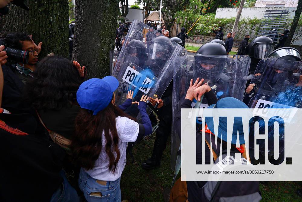 TO-45427- GUADALAJARA 11-10-2026. . La exigencia de agua limpia deriv& xf3; en momentos de tensi& xf3;n y violencia durante la marcha realizada este domingo en Guadalajara. Ciudadanos se movilizaron para denunciar la mala calidad del suministro en la Zona Metropolitana y exigir respuestas a las autoridades. La protesta, que lleg& xf3; a las inmediaciones de Casa Jalisco, registr& xf3; enfrentamientos entre manifestantes y polic& xed;as, as& xed; como reportes de detenciones, en una jornada que evidenci& xf3; el descontento social ante la problem& xe1;tica del agua..Guadalajara. Clasos.com.mx - ZUMAcs4_ 20261011_faa_cs4_043