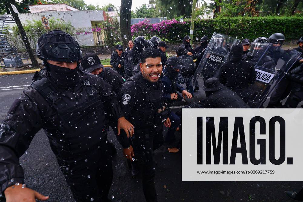 TO-45427- GUADALAJARA 11-10-2026. . La exigencia de agua limpia deriv& xf3; en momentos de tensi& xf3;n y violencia durante la marcha realizada este domingo en Guadalajara. Ciudadanos se movilizaron para denunciar la mala calidad del suministro en la Zona Metropolitana y exigir respuestas a las autoridades. La protesta, que lleg& xf3; a las inmediaciones de Casa Jalisco, registr& xf3; enfrentamientos entre manifestantes y polic& xed;as, as& xed; como reportes de detenciones, en una jornada que evidenci& xf3; el descontento social ante la problem& xe1;tica del agua..Guadalajara. Clasos.com.mx - ZUMAcs4_ 20261011_faa_cs4_044