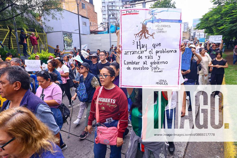 TO-45427- GUADALAJARA 11-10-2026. . La exigencia de agua limpia deriv& xf3; en momentos de tensi& xf3;n y violencia durante la marcha realizada este domingo en Guadalajara. Ciudadanos se movilizaron para denunciar la mala calidad del suministro en la Zona Metropolitana y exigir respuestas a las autoridades. La protesta, que lleg& xf3; a las inmediaciones de Casa Jalisco, registr& xf3; enfrentamientos entre manifestantes y polic& xed;as, as& xed; como reportes de detenciones, en una jornada que evidenci& xf3; el descontento social ante la problem& xe1;tica del agua..Guadalajara. Clasos.com.mx - ZUMAcs4_ 20261011_faa_cs4_047