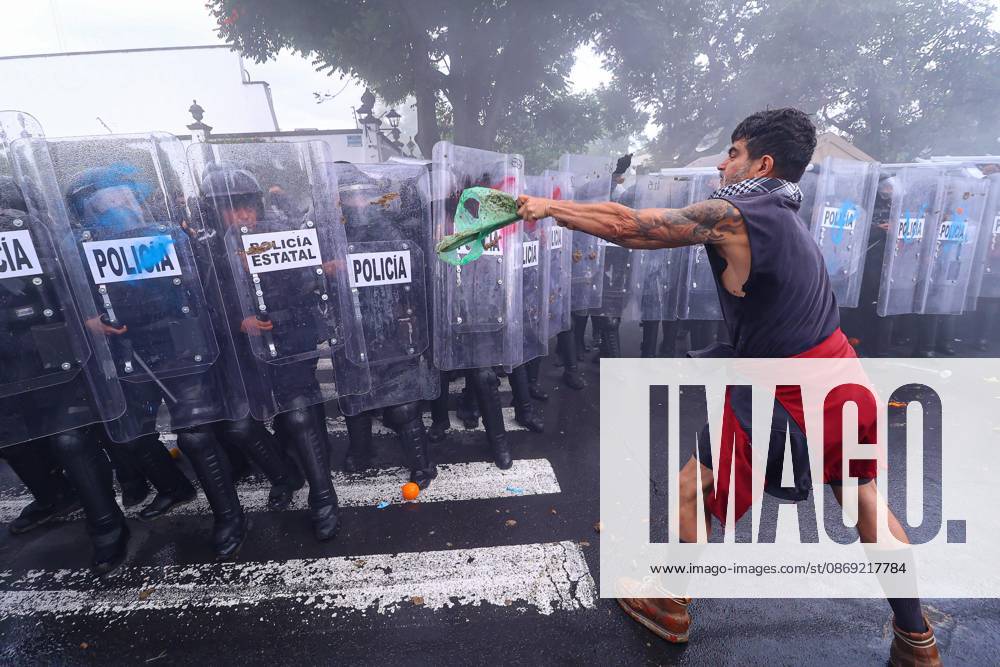 TO-45427- GUADALAJARA 11-10-2026. . La exigencia de agua limpia deriv& xf3; en momentos de tensi& xf3;n y violencia durante la marcha realizada este domingo en Guadalajara. Ciudadanos se movilizaron para denunciar la mala calidad del suministro en la Zona Metropolitana y exigir respuestas a las autoridades. La protesta, que lleg& xf3; a las inmediaciones de Casa Jalisco, registr& xf3; enfrentamientos entre manifestantes y polic& xed;as, as& xed; como reportes de detenciones, en una jornada que evidenci& xf3; el descontento social ante la problem& xe1;tica del agua..Guadalajara. Clasos.com.mx - ZUMAcs4_ 20261011_faa_cs4_050