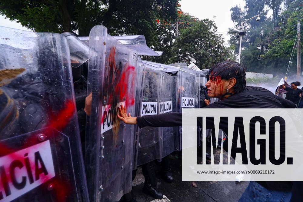 TO-45427- GUADALAJARA 11-10-2026. . La exigencia de agua limpia deriv& xf3; en momentos de tensi& xf3;n y violencia durante la marcha realizada este domingo en Guadalajara. Ciudadanos se movilizaron para denunciar la mala calidad del suministro en la Zona Metropolitana y exigir respuestas a las autoridades. La protesta, que lleg& xf3; a las inmediaciones de Casa Jalisco, registr& xf3; enfrentamientos entre manifestantes y polic& xed;as, as& xed; como reportes de detenciones, en una jornada que evidenci& xf3; el descontento social ante la problem& xe1;tica del agua..Guadalajara. Clasos.com.mx - ZUMAcs4_ 20261011_faa_cs4_082