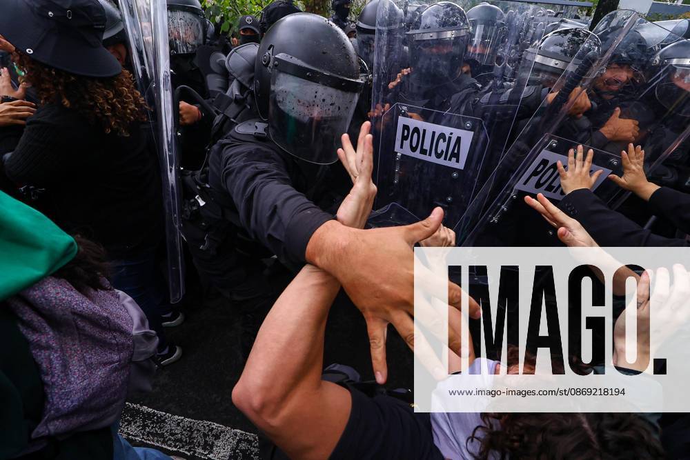 TO-45427- GUADALAJARA 11-10-2026. . La exigencia de agua limpia deriv& xf3; en momentos de tensi& xf3;n y violencia durante la marcha realizada este domingo en Guadalajara. Ciudadanos se movilizaron para denunciar la mala calidad del suministro en la Zona Metropolitana y exigir respuestas a las autoridades. La protesta, que lleg& xf3; a las inmediaciones de Casa Jalisco, registr& xf3; enfrentamientos entre manifestantes y polic& xed;as, as& xed; como reportes de detenciones, en una jornada que evidenci& xf3; el descontento social ante la problem& xe1;tica del agua..Guadalajara. Clasos.com.mx - ZUMAcs4_ 20261011_faa_cs4_092