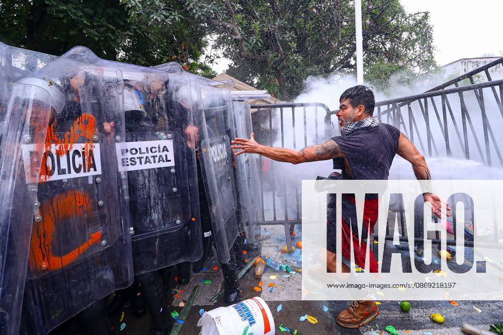 TO-45427- GUADALAJARA 11-10-2026. . La exigencia de agua limpia deriv& xf3; en momentos de tensi& xf3;n y violencia durante la marcha realizada este domingo en Guadalajara. Ciudadanos se movilizaron para denunciar la mala calidad del suministro en la Zona Metropolitana y exigir respuestas a las autoridades. La protesta, que lleg& xf3; a las inmediaciones de Casa Jalisco, registr& xf3; enfrentamientos entre manifestantes y polic& xed;as, as& xed; como reportes de detenciones, en una jornada que evidenci& xf3; el descontento social ante la problem& xe1;tica del agua..Guadalajara. Clasos.com.mx - ZUMAcs4_ 20261011_faa_cs4_094