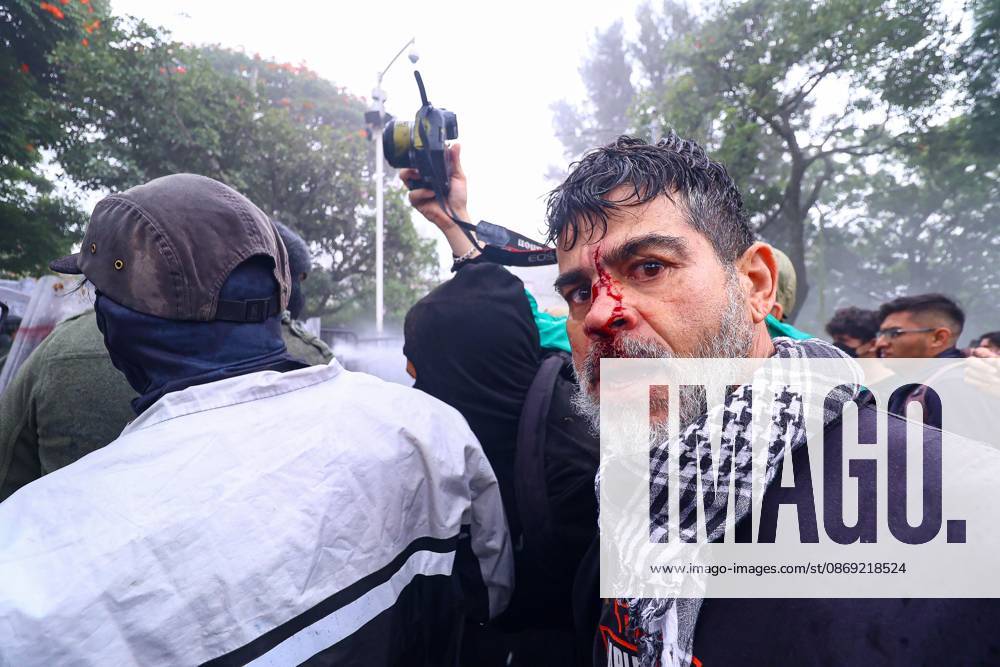 TO-45427- GUADALAJARA 11-10-2026. . La exigencia de agua limpia deriv& xf3; en momentos de tensi& xf3;n y violencia durante la marcha realizada este domingo en Guadalajara. Ciudadanos se movilizaron para denunciar la mala calidad del suministro en la Zona Metropolitana y exigir respuestas a las autoridades. La protesta, que lleg& xf3; a las inmediaciones de Casa Jalisco, registr& xf3; enfrentamientos entre manifestantes y polic& xed;as, as& xed; como reportes de detenciones, en una jornada que evidenci& xf3; el descontento social ante la problem& xe1;tica del agua..Guadalajara. Clasos.com.mx - ZUMAcs4_ 20261011_faa_cs4_115