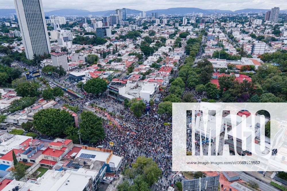 TO-45427- GUADALAJARA 11-10-2026. . La exigencia de agua limpia deriv& xf3; en momentos de tensi& xf3;n y violencia durante la marcha realizada este domingo en Guadalajara. Ciudadanos se movilizaron para denunciar la mala calidad del suministro en la Zona Metropolitana y exigir respuestas a las autoridades. La protesta, que lleg& xf3; a las inmediaciones de Casa Jalisco, registr& xf3; enfrentamientos entre manifestantes y polic& xed;as, as& xed; como reportes de detenciones, en una jornada que evidenci& xf3; el descontento social ante la problem& xe1;tica del agua..Guadalajara. Clasos.com.mx - ZUMAcs4_ 20261011_faa_cs4_122