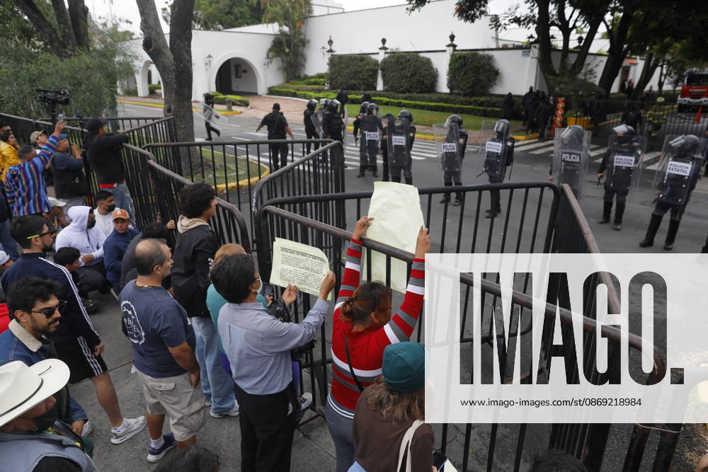 Guadalajara residents take to streets demanding clean and safe water GUADALAJARA, MEXICO - OCTOBER 11: Riot police clash with demonstrators outside the official Casa Jalisco residence during a protest over severe water contamination in Guadalajara, Mexico on October 11, 2026. Tensions flared outside the state governor s office as protesters, angered by the poor quality of drinking water in the metropolitan area, attempted to break through security lines. Stringer Anadolu Guadalajara Mexico. Editorial use only. Please get in touch for any other usage.