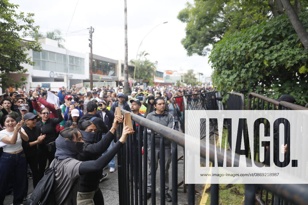 Guadalajara residents take to streets demanding clean and safe water GUADALAJARA, MEXICO - OCTOBER 11: Riot police clash with demonstrators outside the official Casa Jalisco residence during a protest over severe water contamination in Guadalajara, Mexico on October 11, 2026. Tensions flared outside the state governor s office as protesters, angered by the poor quality of drinking water in the metropolitan area, attempted to break through security lines. Stringer Anadolu Guadalajara Mexico. Editorial use only. Please get in touch for any other usage.