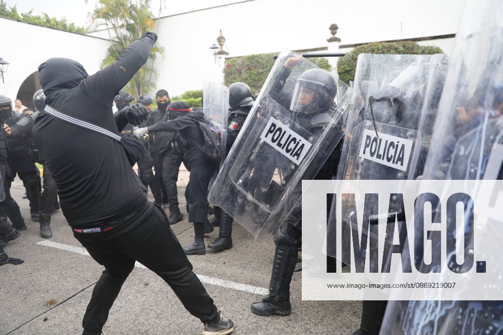 Guadalajara residents take to streets demanding clean and safe water GUADALAJARA, MEXICO - OCTOBER 11: Riot police clash with demonstrators outside the official Casa Jalisco residence during a protest over severe water contamination in Guadalajara, Mexico on October 11, 2026. Tensions flared outside the state governor s office as protesters, angered by the poor quality of drinking water in the metropolitan area, attempted to break through security lines. Stringer Anadolu Guadalajara Mexico. Editorial use only. Please get in touch for any other usage.