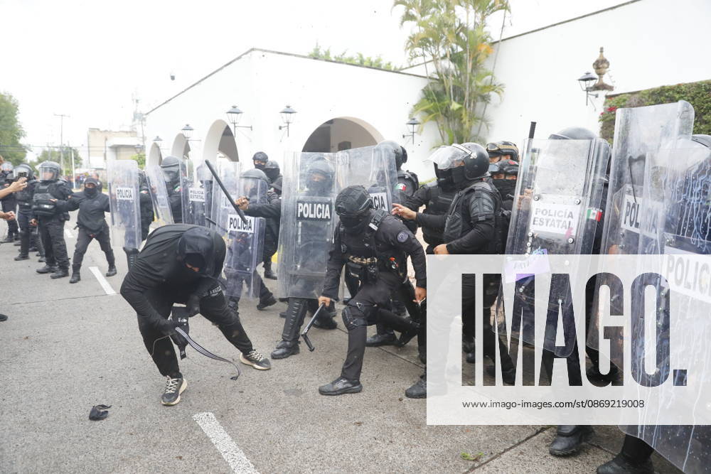 Guadalajara residents take to streets demanding clean and safe water GUADALAJARA, MEXICO - OCTOBER 11: Riot police clash with demonstrators outside the official Casa Jalisco residence during a protest over severe water contamination in Guadalajara, Mexico on October 11, 2026. Tensions flared outside the state governor s office as protesters, angered by the poor quality of drinking water in the metropolitan area, attempted to break through security lines. Stringer Anadolu Guadalajara Mexico. Editorial use only. Please get in touch for any other usage.