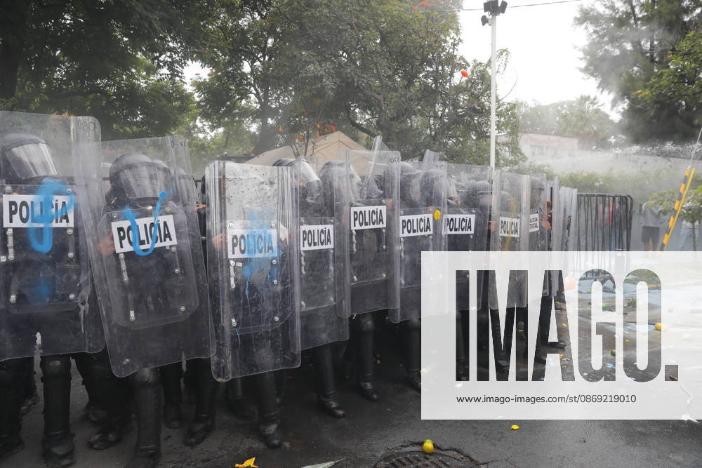 Guadalajara residents take to streets demanding clean and safe water GUADALAJARA, MEXICO - OCTOBER 11: Riot police clash with demonstrators outside the official Casa Jalisco residence during a protest over severe water contamination in Guadalajara, Mexico on October 11, 2026. Tensions flared outside the state governor s office as protesters, angered by the poor quality of drinking water in the metropolitan area, attempted to break through security lines. Stringer Anadolu Guadalajara Mexico. Editorial use only. Please get in touch for any other usage.