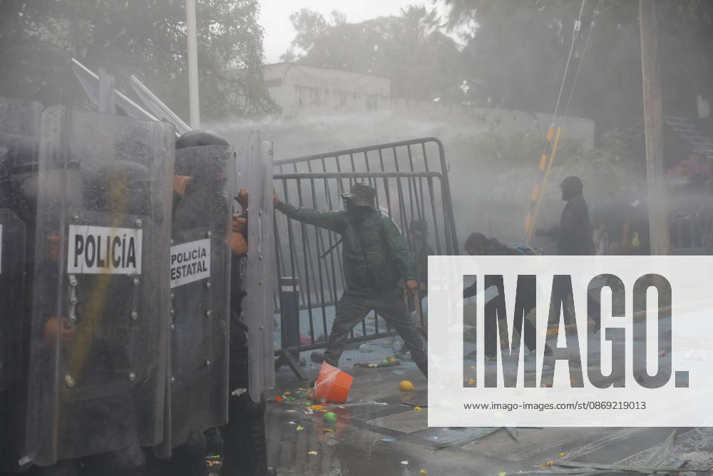 Guadalajara residents take to streets demanding clean and safe water GUADALAJARA, MEXICO - OCTOBER 11: Riot police clash with demonstrators outside the official Casa Jalisco residence during a protest over severe water contamination in Guadalajara, Mexico on October 11, 2026. Tensions flared outside the state governor s office as protesters, angered by the poor quality of drinking water in the metropolitan area, attempted to break through security lines. Stringer Anadolu Guadalajara Mexico. Editorial use only. Please get in touch for any other usage.