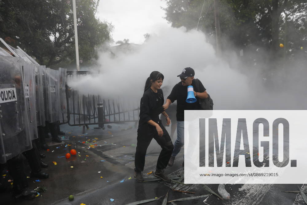 Guadalajara residents take to streets demanding clean and safe water GUADALAJARA, MEXICO - OCTOBER 11: Riot police clash with demonstrators outside the official Casa Jalisco residence during a protest over severe water contamination in Guadalajara, Mexico on October 11, 2026. Tensions flared outside the state governor s office as protesters, angered by the poor quality of drinking water in the metropolitan area, attempted to break through security lines. Stringer Anadolu Guadalajara Mexico. Editorial use only. Please get in touch for any other usage.