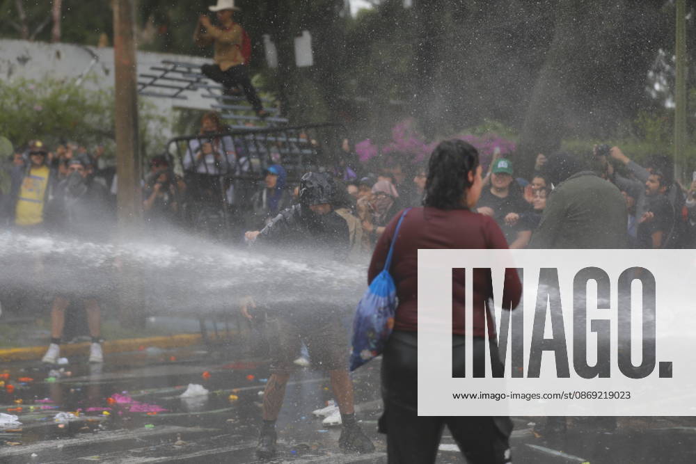 Guadalajara residents take to streets demanding clean and safe water GUADALAJARA, MEXICO - OCTOBER 11: Riot police clash with demonstrators outside the official Casa Jalisco residence during a protest over severe water contamination in Guadalajara, Mexico on October 11, 2026. Tensions flared outside the state governor s office as protesters, angered by the poor quality of drinking water in the metropolitan area, attempted to break through security lines. Stringer Anadolu Guadalajara Mexico. Editorial use only. Please get in touch for any other usage.