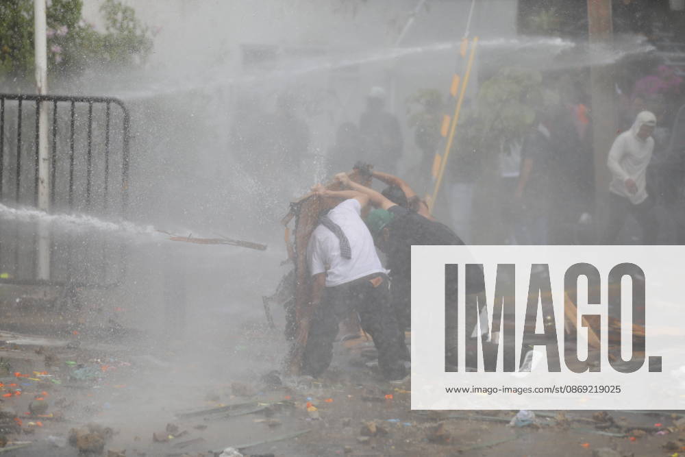Guadalajara residents take to streets demanding clean and safe water GUADALAJARA, MEXICO - OCTOBER 11: Riot police clash with demonstrators outside the official Casa Jalisco residence during a protest over severe water contamination in Guadalajara, Mexico on October 11, 2026. Tensions flared outside the state governor s office as protesters, angered by the poor quality of drinking water in the metropolitan area, attempted to break through security lines. Stringer Anadolu Guadalajara Mexico. Editorial use only. Please get in touch for any other usage.