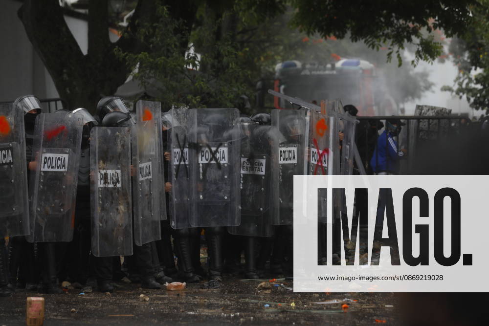Guadalajara residents take to streets demanding clean and safe water GUADALAJARA, MEXICO - OCTOBER 11: Riot police clash with demonstrators outside the official Casa Jalisco residence during a protest over severe water contamination in Guadalajara, Mexico on October 11, 2026. Tensions flared outside the state governor s office as protesters, angered by the poor quality of drinking water in the metropolitan area, attempted to break through security lines. Stringer Anadolu Guadalajara Mexico. Editorial use only. Please get in touch for any other usage.