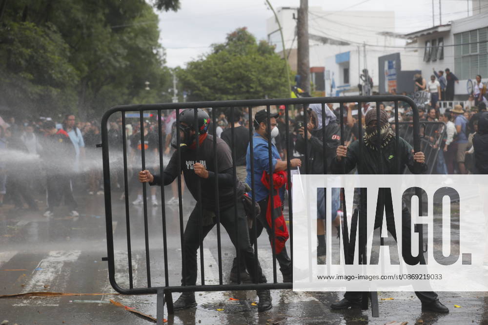Guadalajara residents take to streets demanding clean and safe water GUADALAJARA, MEXICO - OCTOBER 11: Riot police clash with demonstrators outside the official Casa Jalisco residence during a protest over severe water contamination in Guadalajara, Mexico on October 11, 2026. Tensions flared outside the state governor s office as protesters, angered by the poor quality of drinking water in the metropolitan area, attempted to break through security lines. Stringer Anadolu Guadalajara Mexico. Editorial use only. Please get in touch for any other usage.