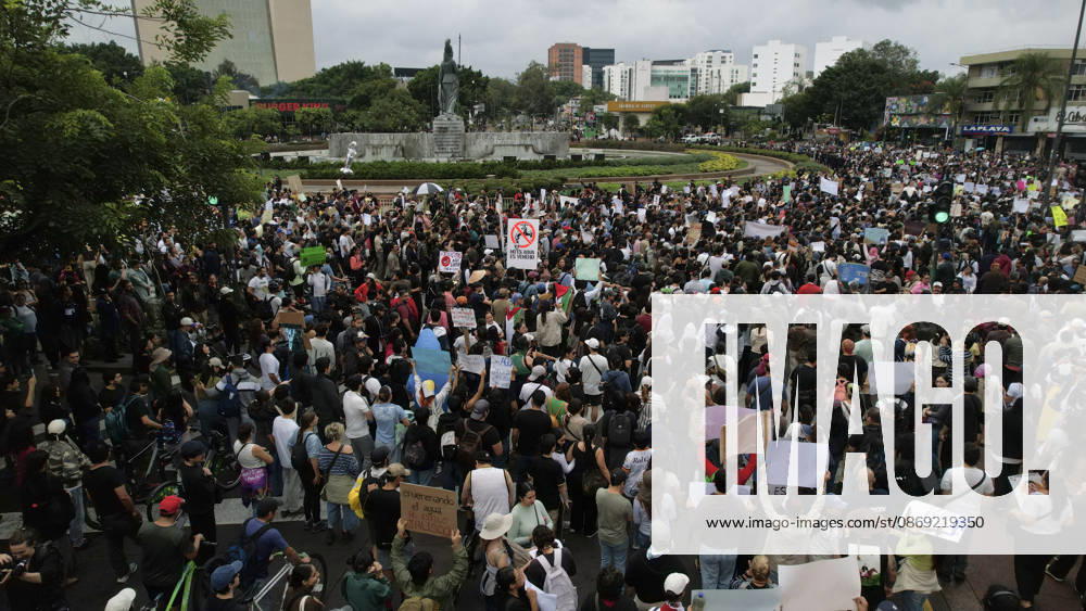 Guadalajara residents take to streets demanding clean and safe water GUADALAJARA, MEXICO - OCTOBER 11: Demonstrators march through the streets of Guadalajara, Jalisco state, Mexico, demanding clean and safe water during a massive rally on October 11, 2026. Thousands of residents mobilized to protest the severe contamination affecting the metropolitan area s drinking water supply, demanding an urgent response from local and state authorities. Stringer Anadolu Guadalajara Mexico. Editorial use only. Please get in touch for any other usage.