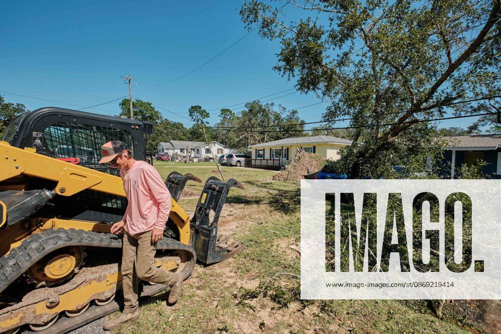 Pensacola, Florida, U.S: October 11, 2026 Pensacola, Florida USA: Jesse Roper of Deep South Landscaping removes debris after the arrival of Hurricane Isaias. Pensacola U.S - ZUMAa14_ 20261011_zaf_a14_011