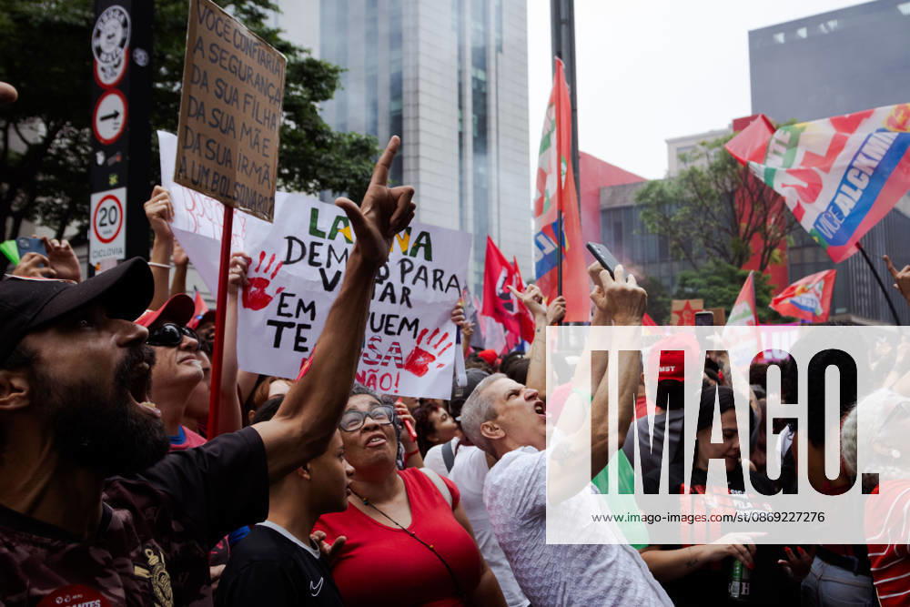ManifestaoÂßo£o em apoio ao Presidente da Repoºblica do Brasil, Lula da Silva, em So£o Paulo. So£O Paulo Brazil - ZUMAb296 20261011_zip_b296_003