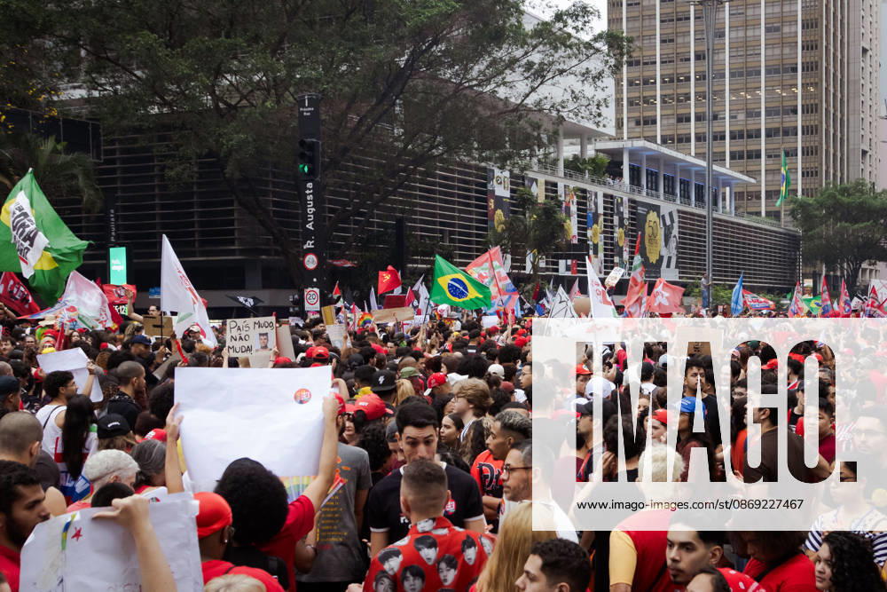 ManifestaoÂßoÂ£o em apoio ao Presidente da RepoÂºblica do Brasil, Lula da Silva, em SoÂ£o Paulo. SoÂ£O Paulo Brazil - ZUMAb296 20261011_zip_b296_007