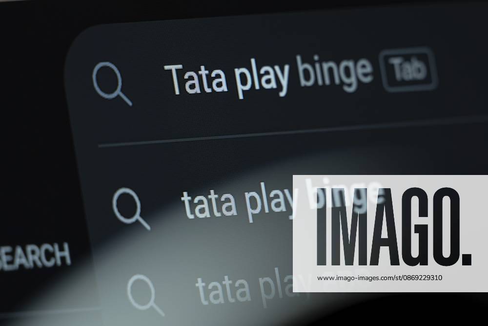 Mumbai, Indien 09. August 2026: Suchvorgaben für Tata Play Binge sind auf einem digitalen Bildschirm zu sehen Mumbai, India - 09 Aug 2026: Search suggestions for Tata Play Binge are seen on a digital screen
