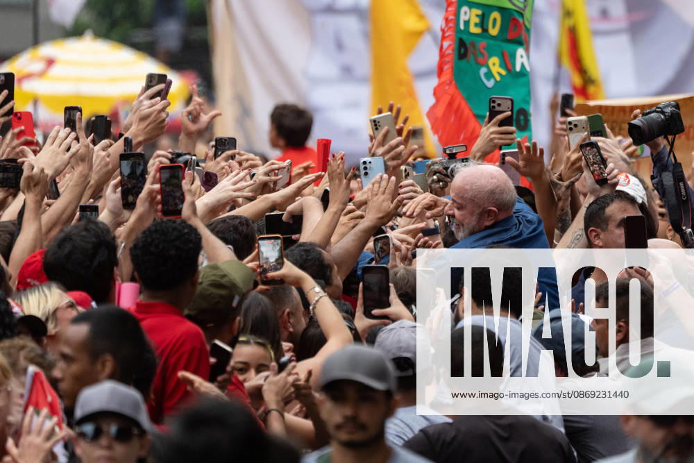 Brazilian President LUIZ INÃCIO LULA DA SILVA of the Workers Party (PT) attends a rally with supporters in Sao Paulo. Sao Paulo Brasil - ZUMAl146 20261011_aaf_l146_015