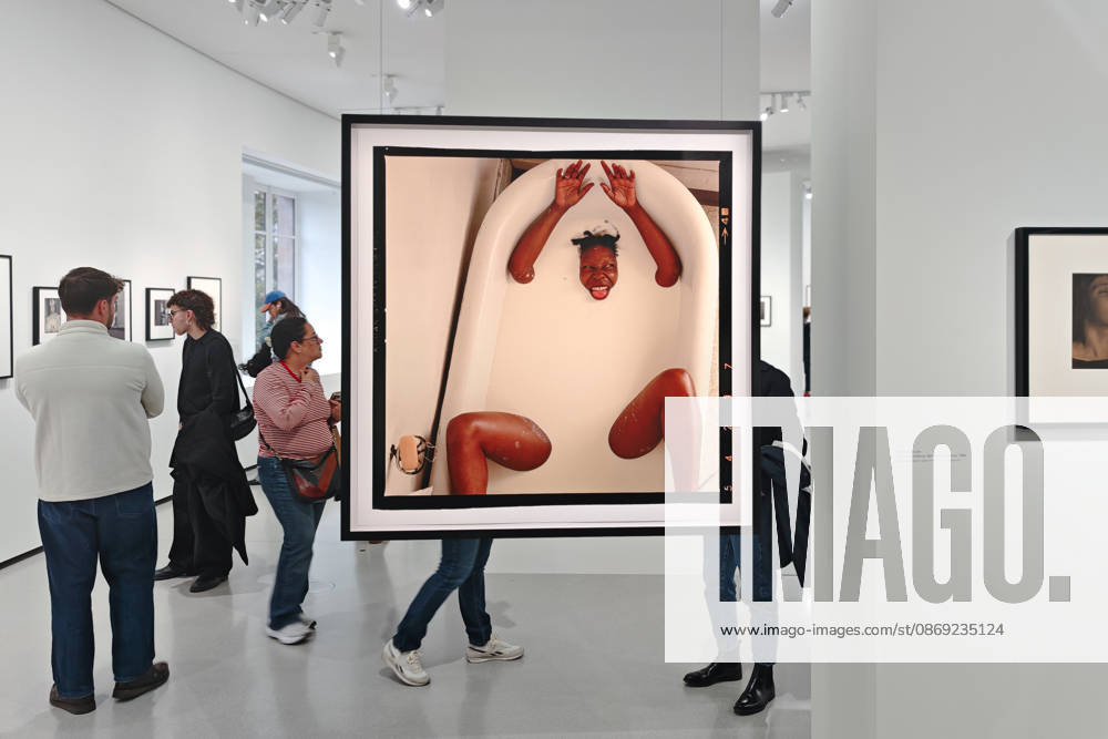 Remember Me Exhibition: The Pinault Collection Showcases Irving Penn in All His Glory, Alongside the Greatest Photographers. A total of 700 photographs by 70 artists are on display at the former Paris Stock Exchange, a dazzling display of 450 photographs by the American artist known for his portraits and still lifes, alongside great names such as Man Ray and Raymond Depardon. On view through January 10. 460399 2026 10 11 PARIS France (no personal information)