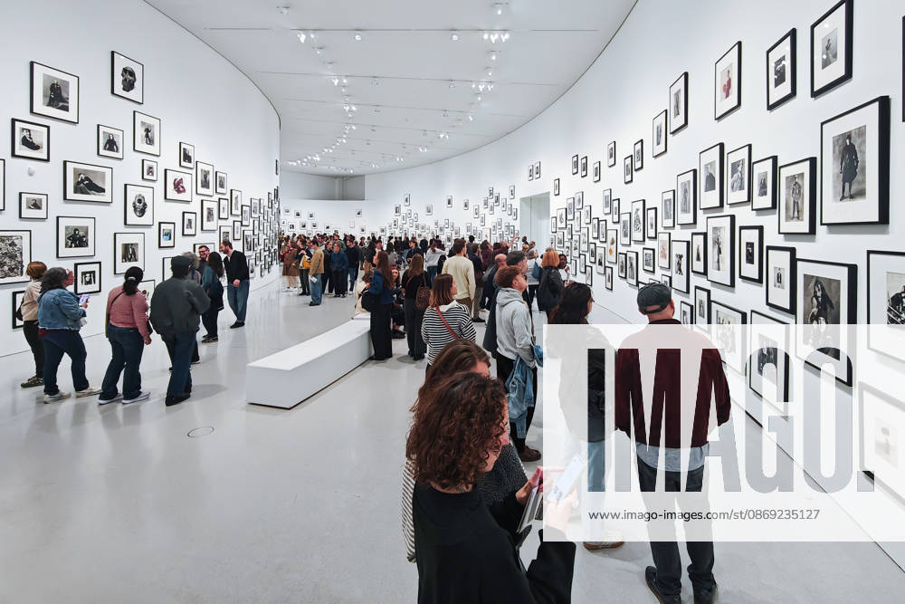 Remember Me Exhibition: The Pinault Collection Showcases Irving Penn in All His Glory, Alongside the Greatest Photographers. A total of 700 photographs by 70 artists are on display at the former Paris Stock Exchange, a dazzling display of 450 photographs by the American artist known for his portraits and still lifes, alongside great names such as Man Ray and Raymond Depardon. On view through January 10. 460399 2026 10 11 PARIS France (no personal information)