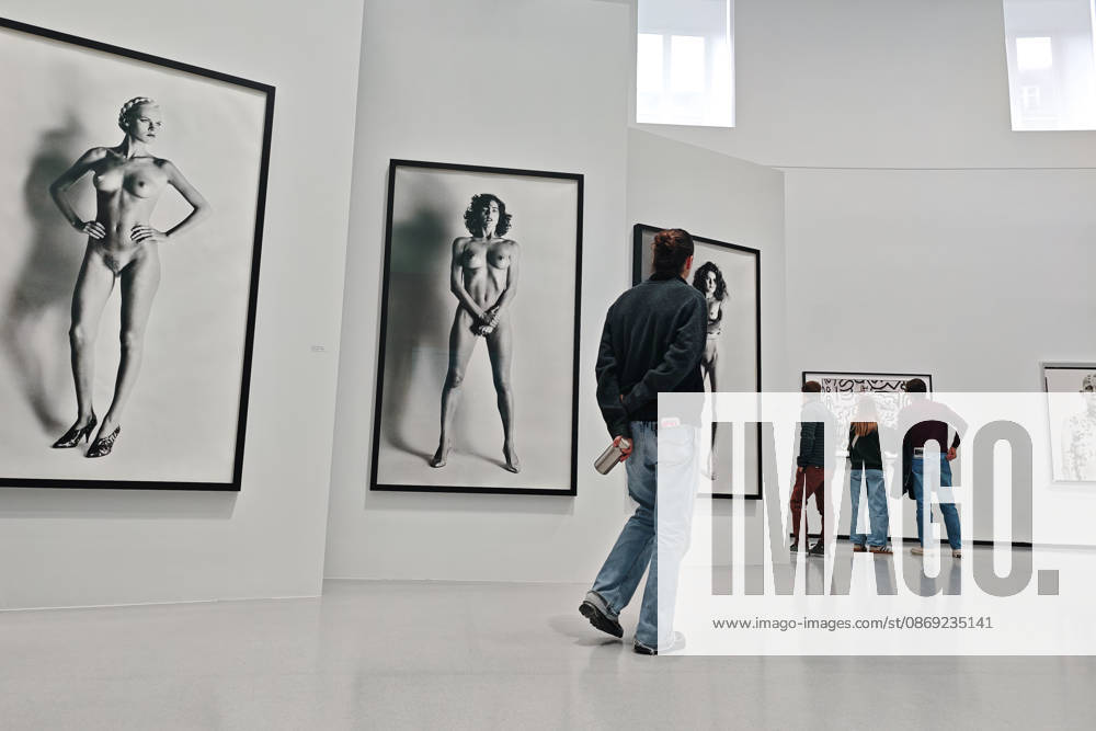 Remember Me Exhibition: The Pinault Collection Showcases Irving Penn in All His Glory, Alongside the Greatest Photographers. A total of 700 photographs by 70 artists are on display at the former Paris Stock Exchange, a dazzling display of 450 photographs by the American artist known for his portraits and still lifes, alongside great names such as Man Ray and Raymond Depardon. On view through January 10. 460399 2026 10 11 PARIS France (no personal information)