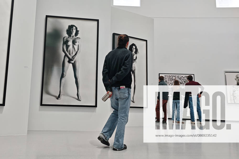 Remember Me Exhibition: The Pinault Collection Showcases Irving Penn in All His Glory, Alongside the Greatest Photographers. A total of 700 photographs by 70 artists are on display at the former Paris Stock Exchange, a dazzling display of 450 photographs by the American artist known for his portraits and still lifes, alongside great names such as Man Ray and Raymond Depardon. On view through January 10. 460399 2026 10 11 PARIS France (no personal information)