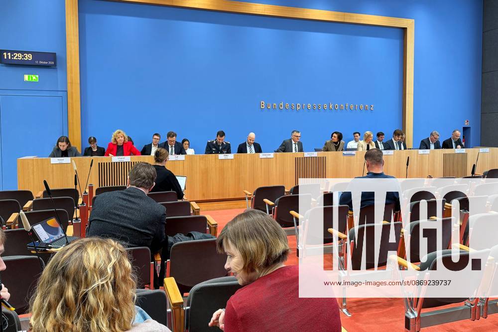 Federal Press Conference Government Press Conference L R, including Kira Nübel (BMG), Susanne Ungrad (BMWE), Maximilian Kall (BMF), Mitko Müller (BMVg), Josef Hinterseher (AA), Stefan Kornelius (BPA), Katharina Hamberger (BPK), Elena Singer (BMI), Nicolas Limmer (BMJV), Tim Stoltenberg (BMAS), Tom Schwarzer (BMUKN)