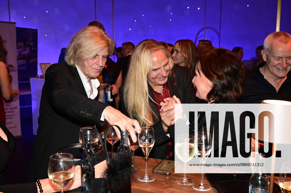 Ritchie Barton, Uwe Hassbecker, and Ute Freudenberg at the 18 Hope Gala 2026 at the Schauspielhaus Dresden
