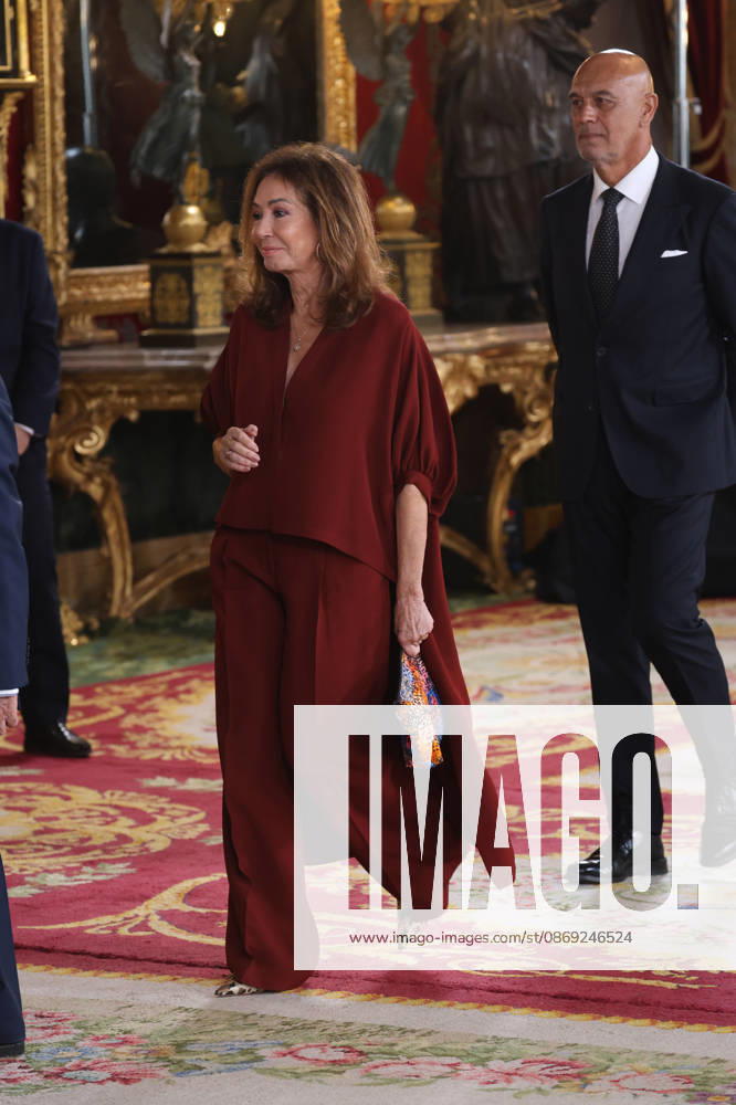 The King and Queen, the Princess of Asturias, and Infanta Sofía preside over the reception at the Royal Palace in celebration of National Day. Ana Rosa Quintana during the reception with the King and Queen, Princess Leonor, and Infanta Sofía on the occasion of National Day, at the Royal Palace, on October 12, 2026, in Madrid, Spain. The event is presided over by the King and Queen, the Princess of Asturias, and Infanta Sofía following the solemn ceremony honoring the national flag and the military parade held in Plaza de Cánovas del Castillo. The purpose of the National Day commemoration is to solemnly recall moments in our collective history that form part of our shared historical, cultural, and social heritage, recognized as such by the