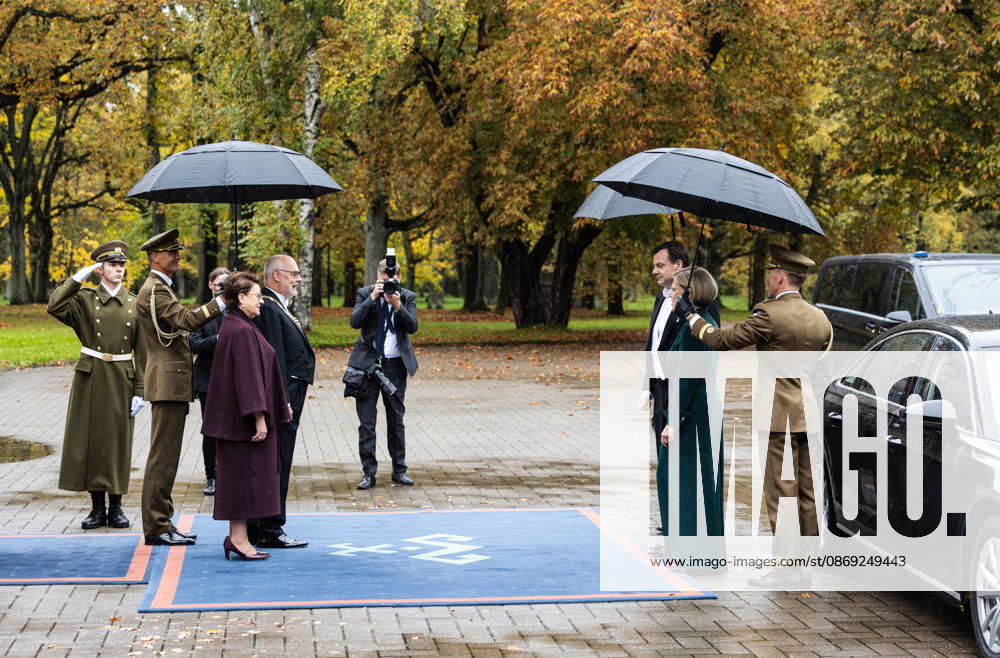 Tallinn. President-elect Ülle Madise and her husband Lauri Madise arrived at the Office of the President in Kadriorg, where they were welcomed by President Alar Karis and his wife Sirje Karis. Photo Madis Veltman, Postimees Tallinn Harjumaa Estonia 1MV12OCT26A13