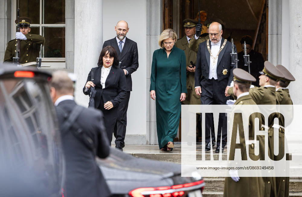 Tallinn. President-elect Ülle Madise and her husband Lauri Madise arrived at the Office of the President in Kadriorg, where they were welcomed by President Alar Karis and his wife Sirje Karis. Photo Madis Veltman, Postimees Tallinn Harjumaa Estonia 1MV12OCT26A28