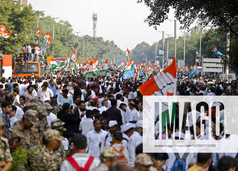 NEW DELHI, INDIA, OCTOBER 12, 2026: Congress leader Rahul Gandhi takes part in a protest march from Barakhamba Road towards the Supreme Court in New Delhi, demanding the resignation of India s Chief Election Commissioner Gyanesh Kumar over alleged irregularities in the Special Intensive Revision (SIR) of electoral rolls. The Election Commission denies wrongdoing. New Delhi India - ZUMAq101 20261012_zna_q101_046
