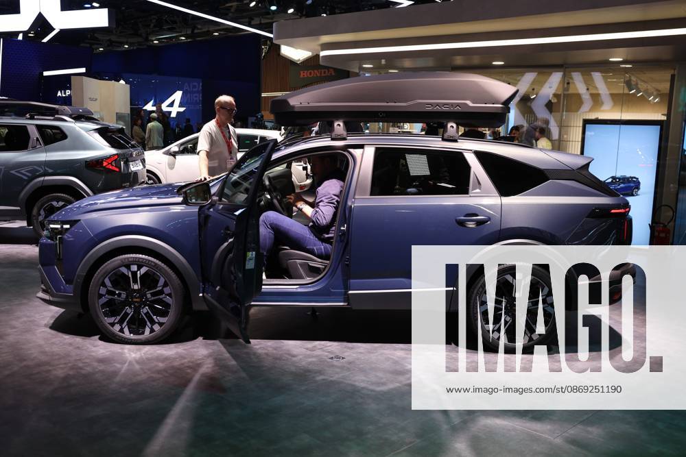 PARIS AUTO SHOW PHOTO PQR LE PARISIEN Le Parisien Arnaud Journois PARIS 10 12 2026 Paris, October 12, 2026 Mondial de l2026 Dacia Striker Station Wagon Photo Le Parisien Arnaud Journois International Motor Show, in Paris, October 12, 2026 PARIS 75 France