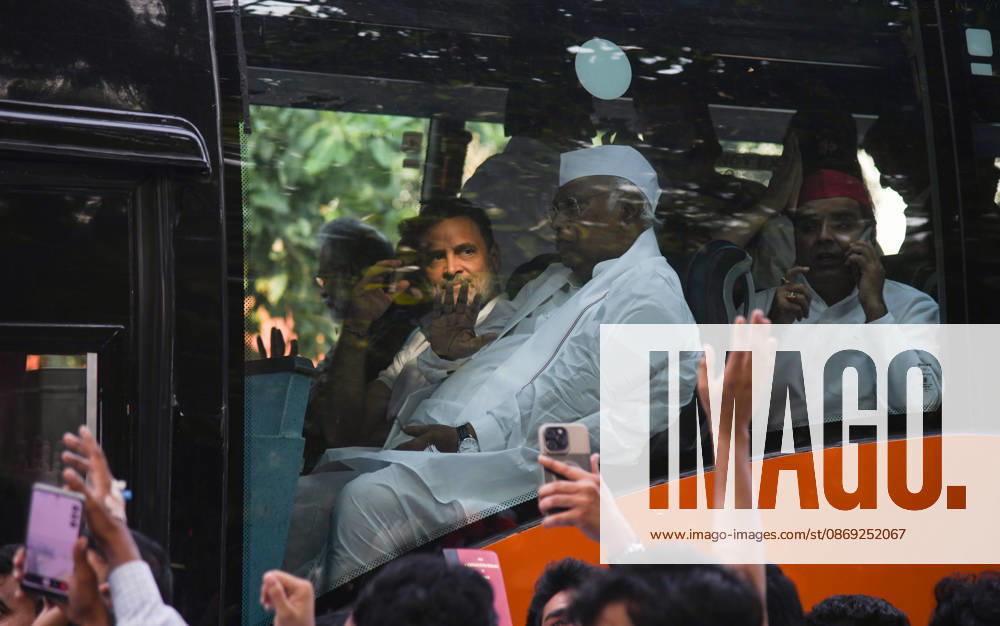 INDIA bloc leaders call for a march towards the Supreme Court New Delhi, Oct 12 (ANI): AICC President Mallikarjun Kharge with Lok Sabha LoP Rahul Gandhi inside a bus during their protest march to the Supreme Court, in New Delhi on Monday. New Delhi Delhi India