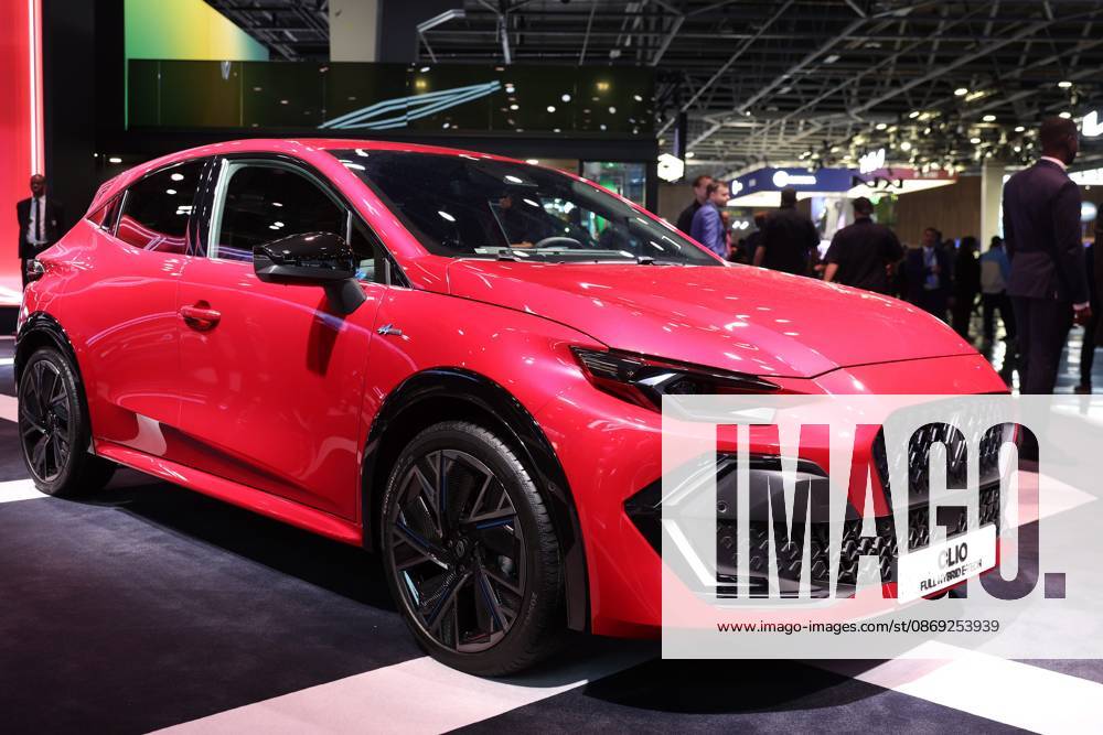 PARIS AUTO SHOW PHOTO PQR LE PARISIEN Le Parisien Arnaud Journois PARIS 10 12 2026 Paris, October 12, 2026 Mondial de l2026 Renault Clio Photo Le Parisien Arnaud Journois at the Paris Motor Show in Paris, France, on October 12, 2026 PARIS 75 France