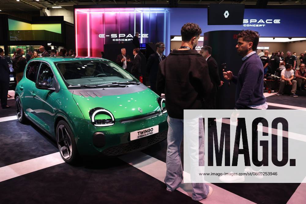 PARIS AUTO SHOW PHOTO PQR LE PARISIEN Le Parisien Arnaud Journois PARIS 10 12 2026 Paris, October 12, 2026 Mondial de l2026, Renault Twingo booth. Photo by Le Parisien’s Arnaud Journois at the Paris Motor Show in Paris, France, on October 12, 2026. PARIS 75, France